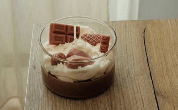 Lumânare pahar cappuccino cu frișcă albă, biscuiți și ciocolată, parfum gourmand handmade