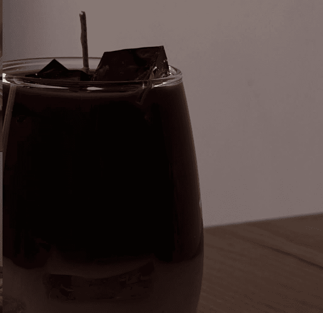 Lumânare pahar iced latte cu cafea cu gheață, miroase a vanilie, viral pe Instagram