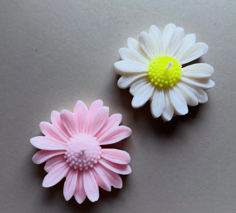 Lumânare mărgăretă din ceară de soia, sculptată manual, cadou floral simplu și elegant