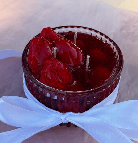 Lumânare pahar cu căpșuni zdrobite, parfum fructat de vară, cadou gourmet handmade