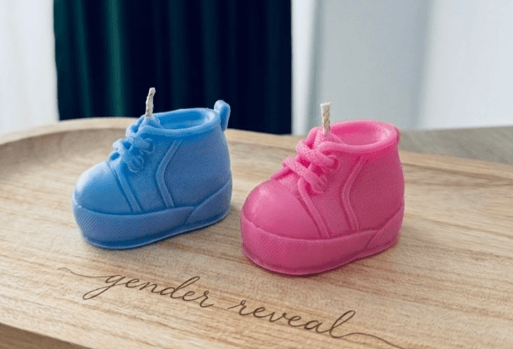 Set 2 lumânări ghetuțe handmade din ceară de soia, ideal pentru gender reveal de neuitat