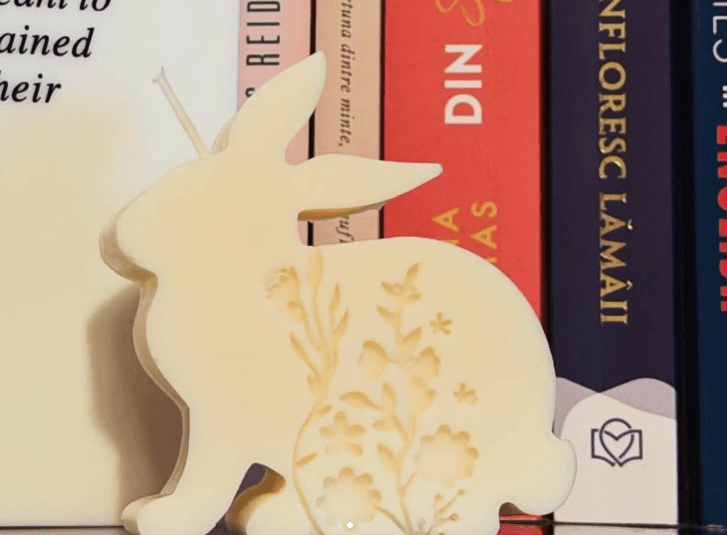 Lumânare iepuraș sculptată manual din ceară de soia, decor pentru Paște și cadou tematic