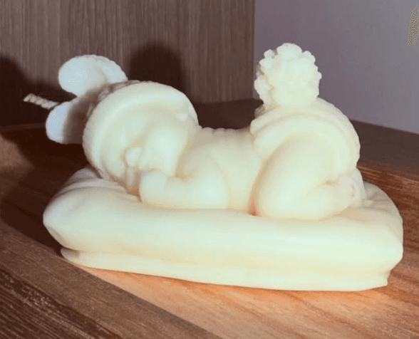 Lumânare bebeluș sculptată manual din ceară de soia, mărturie pentru botez și evenimente